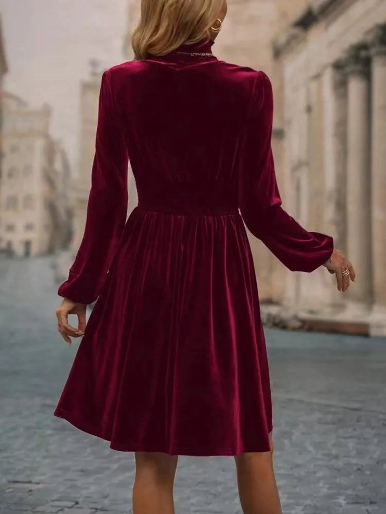 "Robe en velours élégante sans manches, longueur au genou, couleur bourgogne, style chic pour femme"