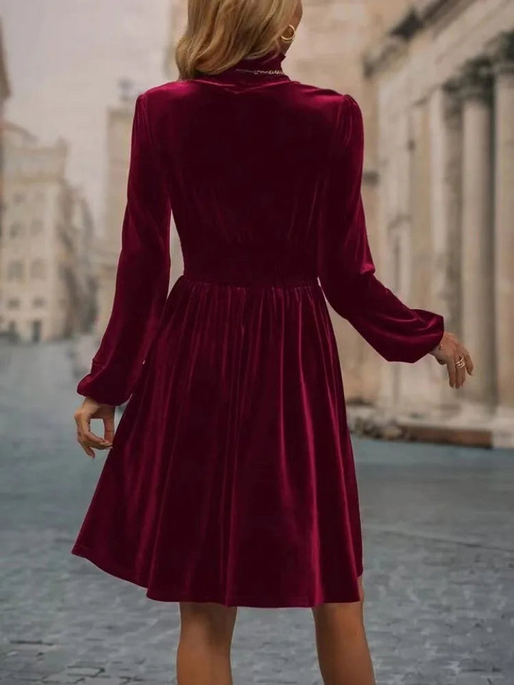 "Robe en velours élégante sans manches, longueur au genou, couleur bourgogne, style chic pour femme"