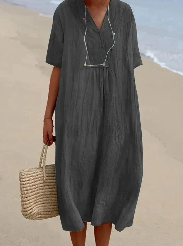 "Robe estivale en lin et coton, coupe ample et décontractée, idéale pour les journées chaudes, style vacances décontracté."