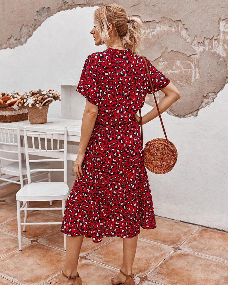 "Robe féminine imprimé léopard, élégante et audacieuse, matière délicate, silhouette flatteuse pour occasions spéciales."
