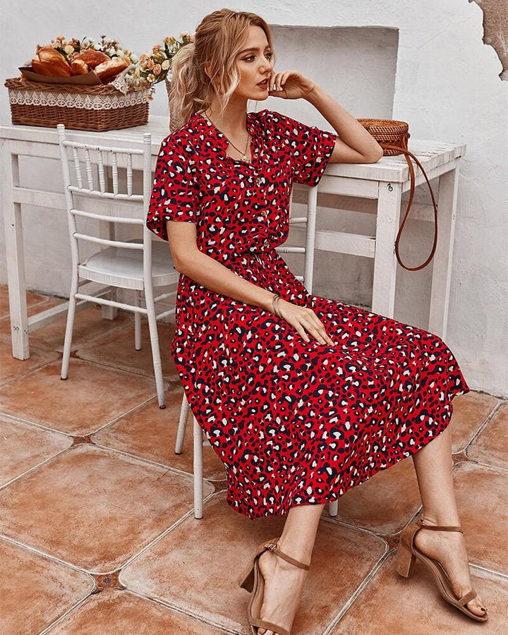 "Robe féminine imprimé léopard, élégante et audacieuse, matière délicate, silhouette flatteuse pour occasions spéciales."