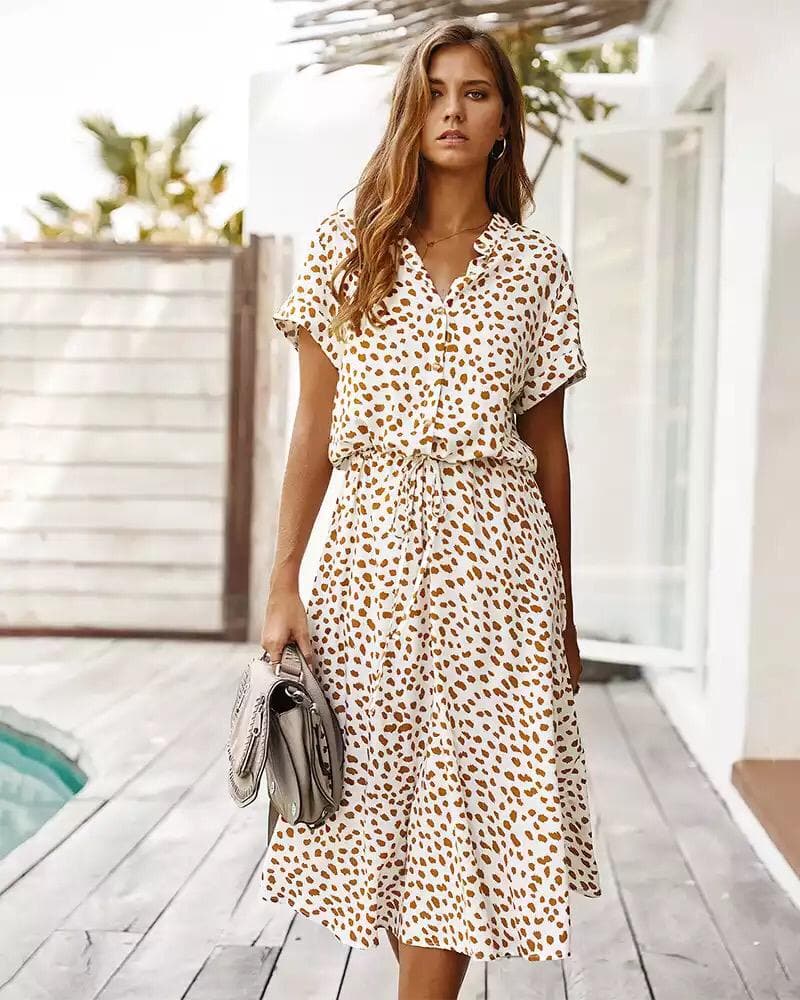 "Robe féminine imprimé léopard, élégante et audacieuse, matière délicate, silhouette flatteuse pour occasions spéciales."