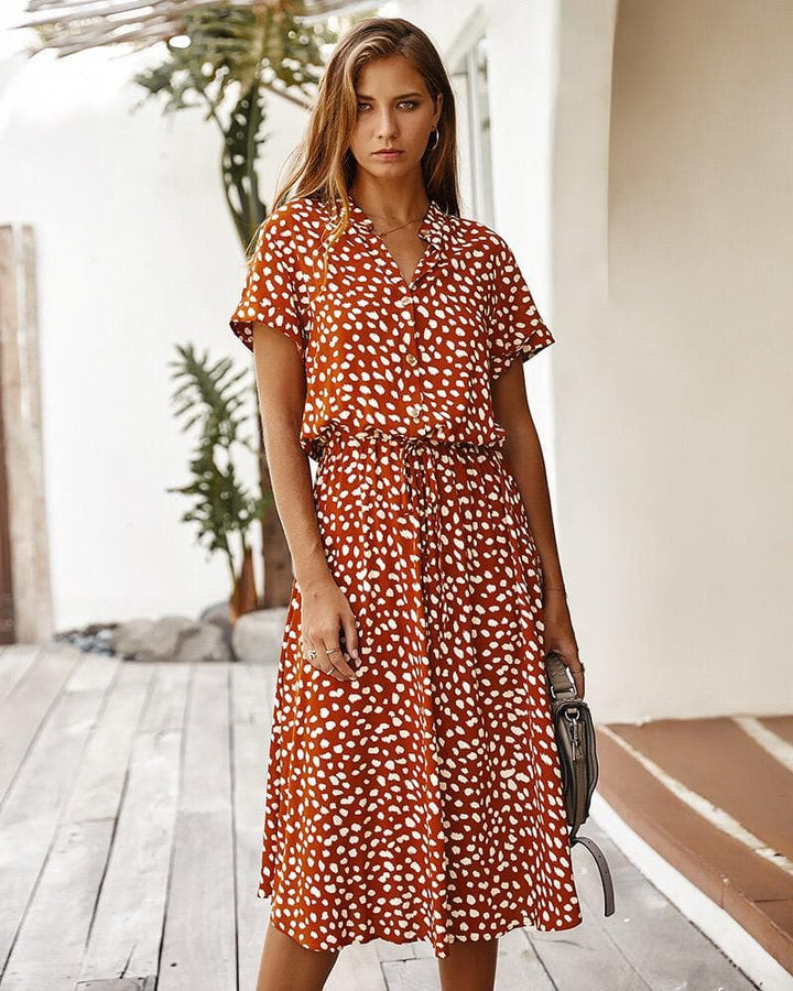 "Robe féminine imprimé léopard, élégante et audacieuse, matière délicate, silhouette flatteuse pour occasions spéciales."