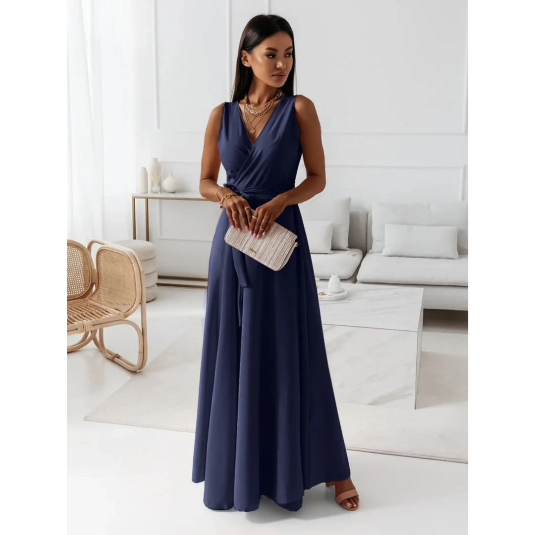 "Robe femme col V élégante, tissu respirant, coupe ajustée avec plis soignés, idéal pour toutes occasions."