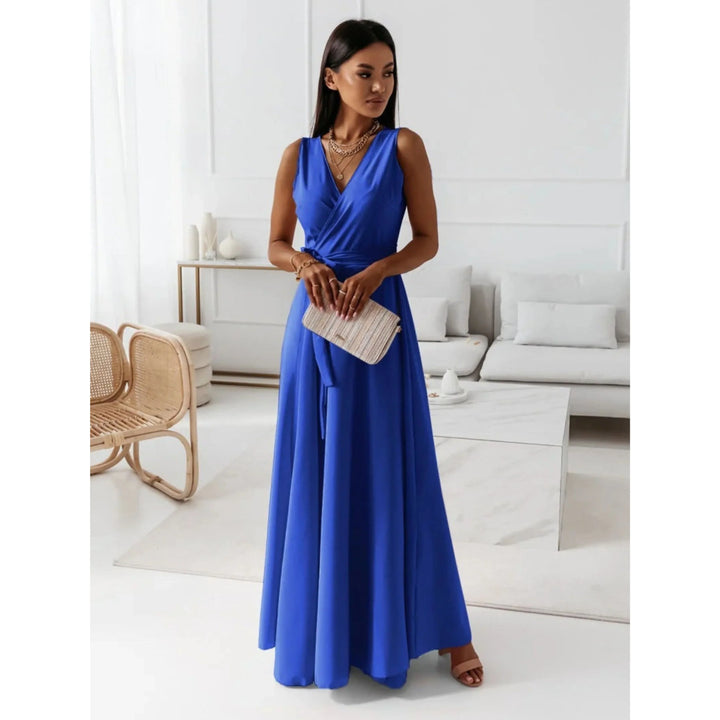 "Robe femme col V élégante, tissu respirant, coupe ajustée avec plis soignés, idéal pour toutes occasions."