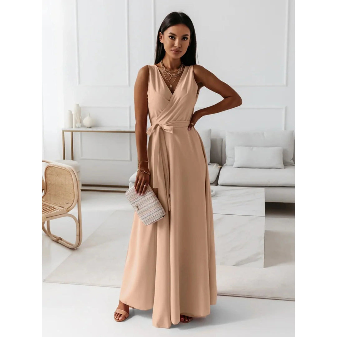 "Robe femme col V élégante, tissu respirant, coupe ajustée avec plis soignés, idéal pour toutes occasions."