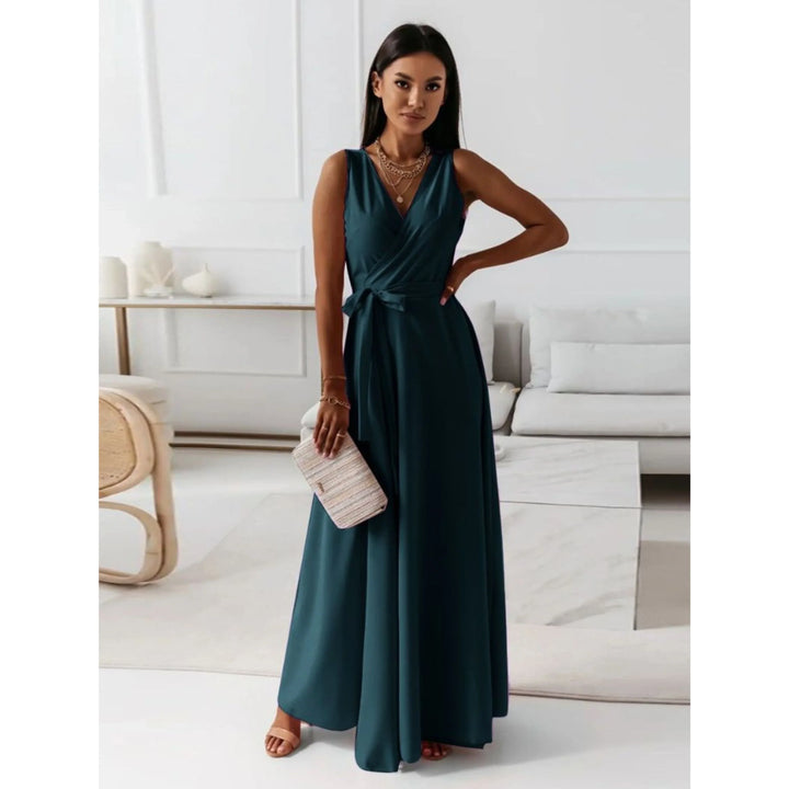 "Robe femme col V élégante, tissu respirant, coupe ajustée avec plis soignés, idéal pour toutes occasions."