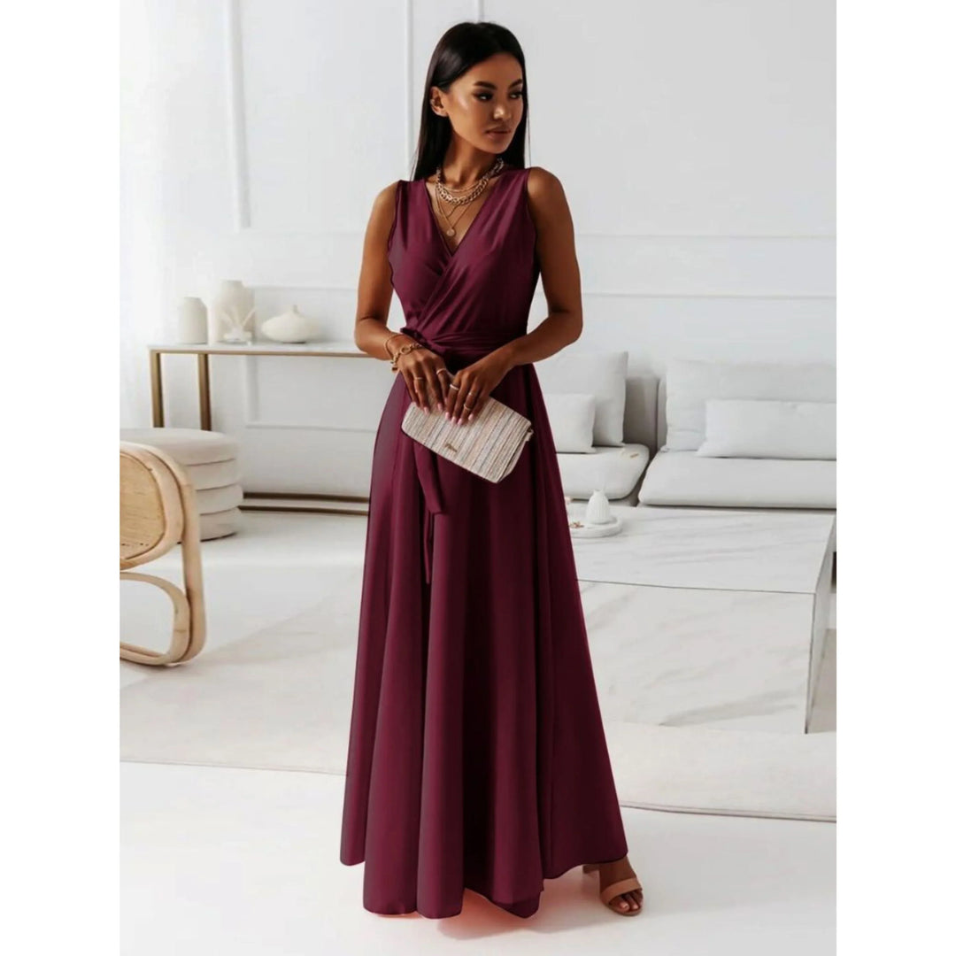 "Robe femme col V élégante, tissu respirant, coupe ajustée avec plis soignés, idéal pour toutes occasions."