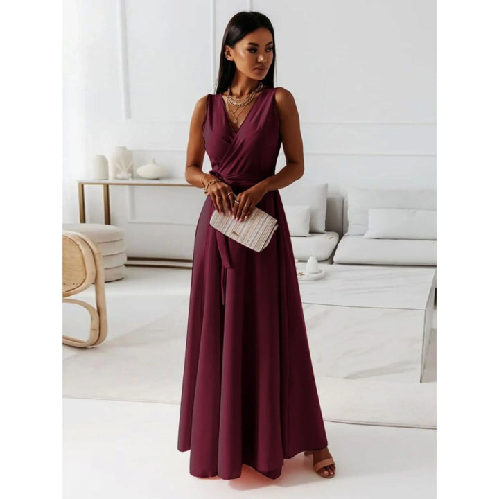 "Robe femme col V élégante, tissu respirant, coupe ajustée avec plis soignés, idéal pour toutes occasions."
