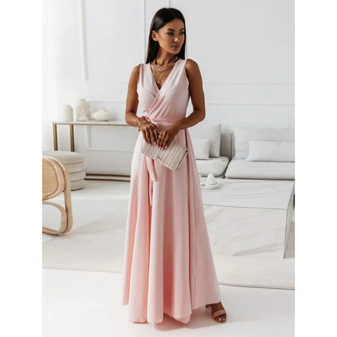 "Robe femme col V élégante, tissu respirant, coupe ajustée avec plis soignés, idéal pour toutes occasions."