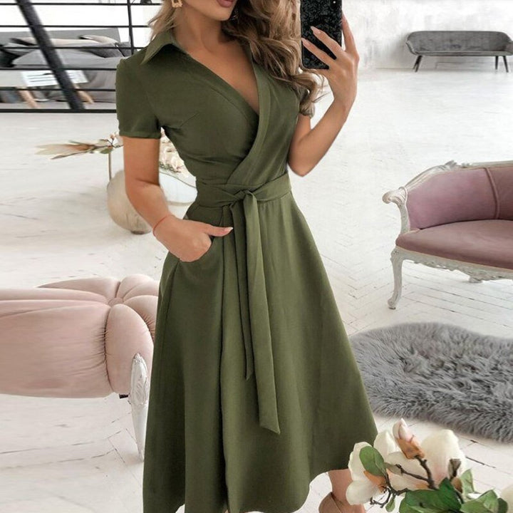 Robe femme en coton, taille cintrée, couleur unie, style classique et élégant pour toutes occasions.