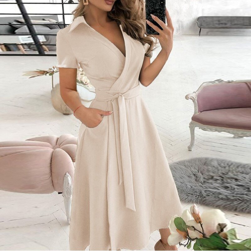 Robe femme en coton, taille cintrée, couleur unie, style classique et élégant pour toutes occasions.