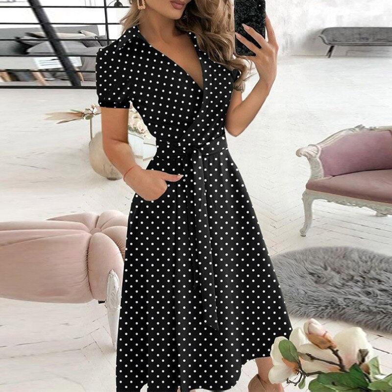 Robe femme en coton, taille cintrée, couleur unie, style classique et élégant pour toutes occasions.