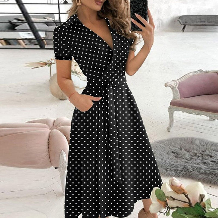 Robe femme en coton, taille cintrée, couleur unie, style classique et élégant pour toutes occasions.