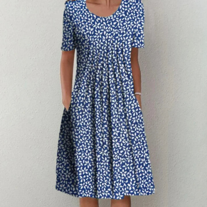 "Robe fleurie midi femme, manches courtes, imprimé coloré pour une allure estivale fraîche et confortable."