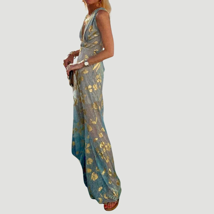 "Robe fluide col V paillettes bleue, estivale et élégante, capture la lumière avec ses détails scintillants."