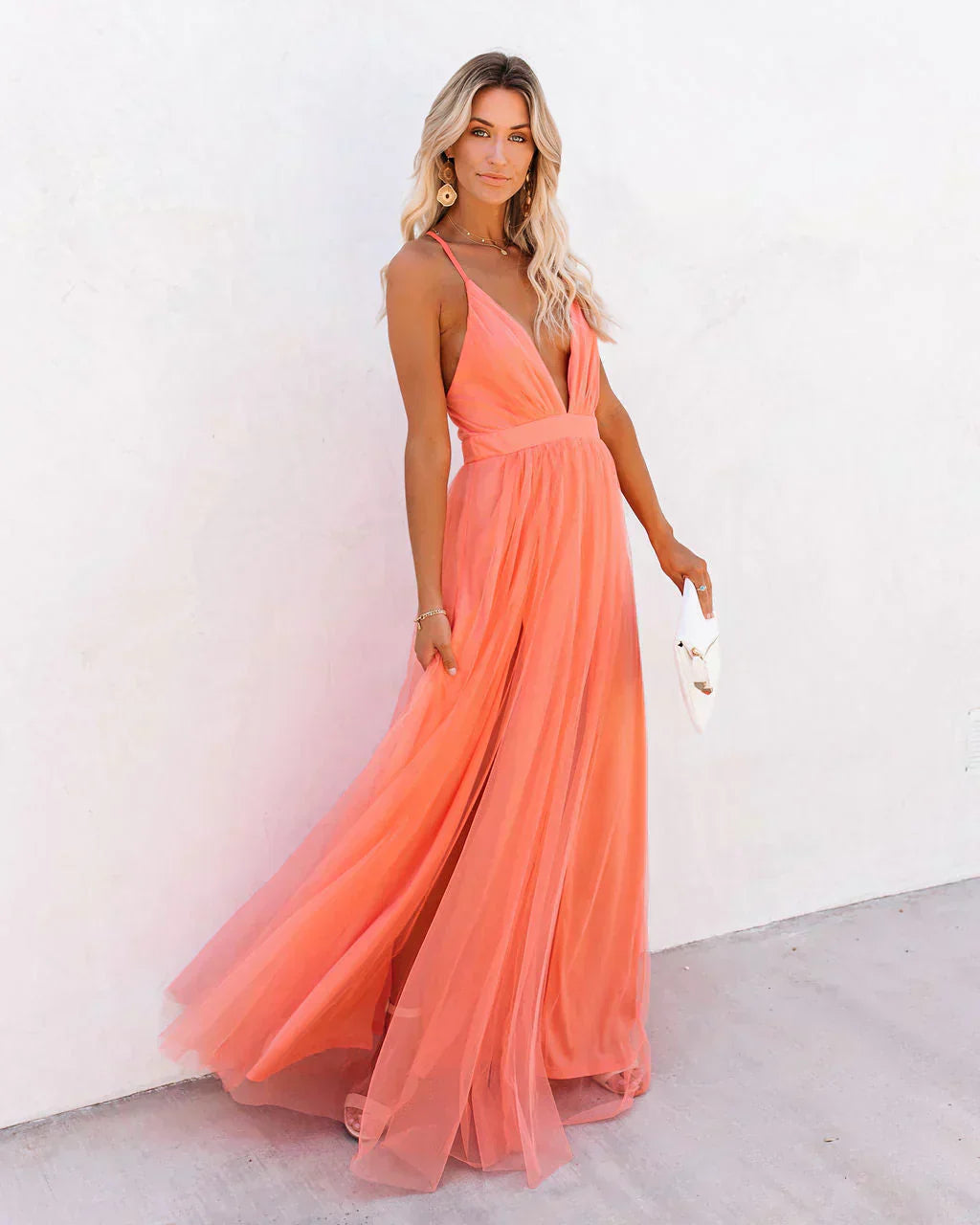 Robe fluide orange chic en polyester, coupe flatteuse et sophistiquée, idéale pour soirées ou sorties urbaines.