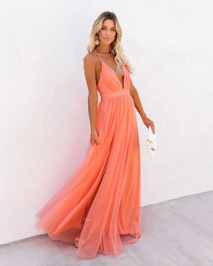 Robe fluide orange chic en polyester, coupe flatteuse et sophistiquée, idéale pour soirées ou sorties urbaines.