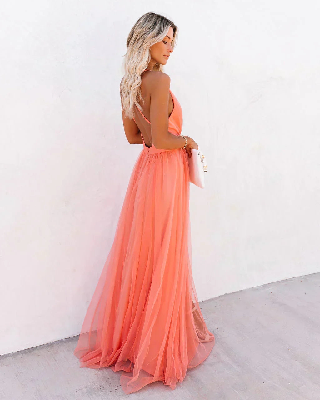 Robe fluide orange chic en polyester, coupe flatteuse et sophistiquée, idéale pour soirées ou sorties urbaines.