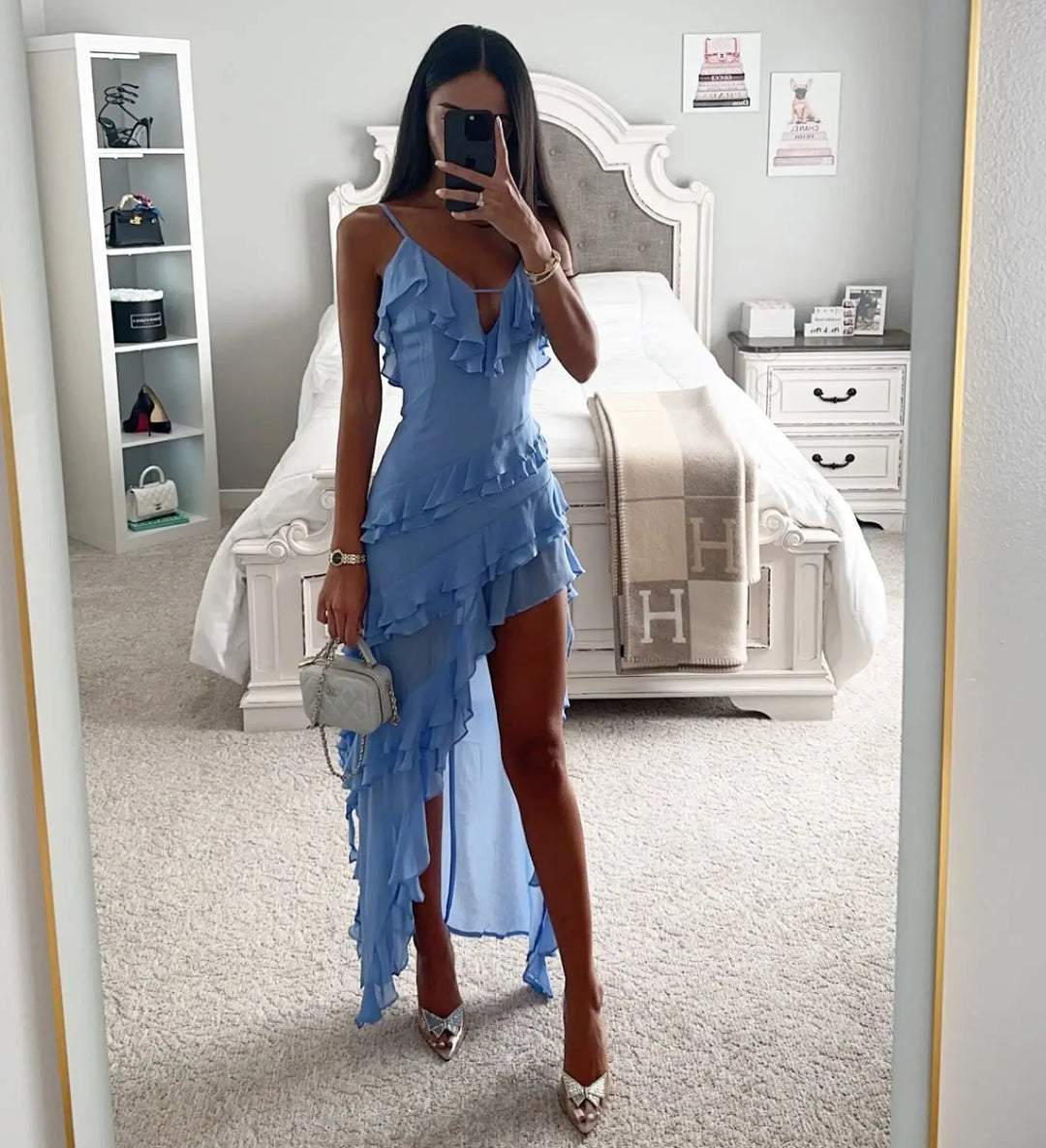 "Robe Galilea asymétrique avec volants, fente élégante, style moderne et chic, parfaite pour occasions spéciales."