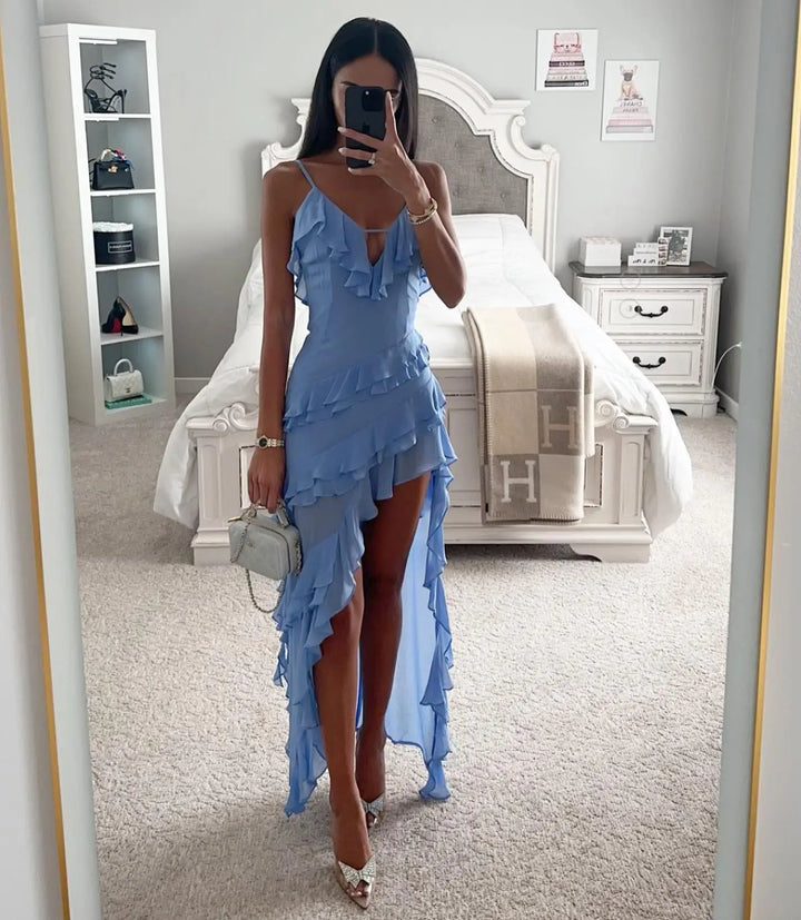 "Robe Galilea asymétrique avec volants, fente élégante, style moderne et chic, parfaite pour occasions spéciales."
