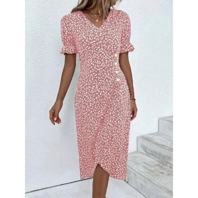 "Robe Isabelle fleurie élégante, motifs floraux colorés, manche courte, coupe ajustée féminine, idéale bureau ou soirée."