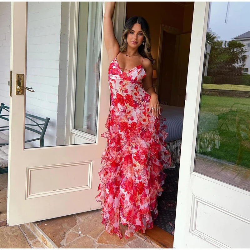 Robe longue à volants et motif floral, élégante et féminine, parfaite pour l'été, avec bretelles fines et volants superposés.