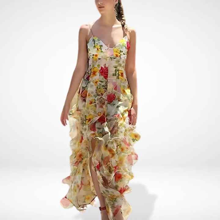 Robe longue à volants et motif floral, élégante et féminine, parfaite pour l'été, avec bretelles fines et volants superposés.