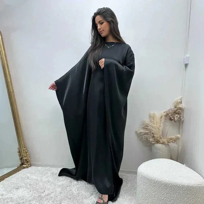 Robe longue abaya élégante Alina fluide, manches longues, tissu doux, détails raffinés pour occasions spéciales.