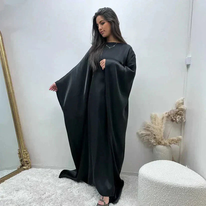 Robe longue abaya élégante Alina fluide, manches longues, tissu doux, détails raffinés pour occasions spéciales.
