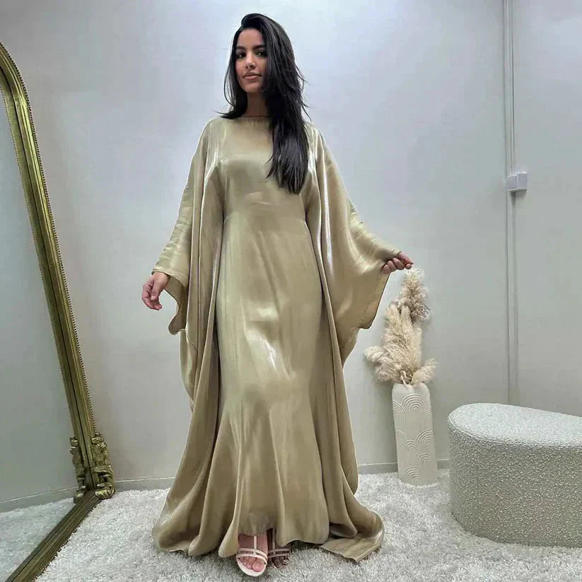 Robe longue abaya élégante Alina fluide, manches longues, tissu doux, détails raffinés pour occasions spéciales.