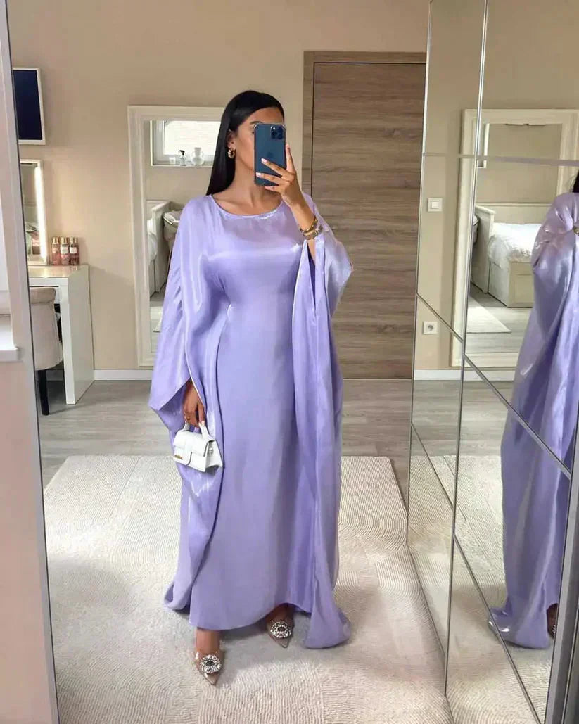Robe longue abaya élégante Alina fluide, manches longues, tissu doux, détails raffinés pour occasions spéciales.