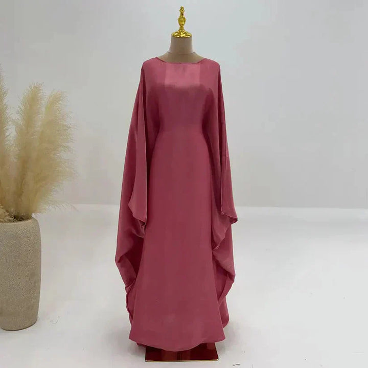 Robe longue abaya élégante Alina fluide, manches longues, tissu doux, détails raffinés pour occasions spéciales.