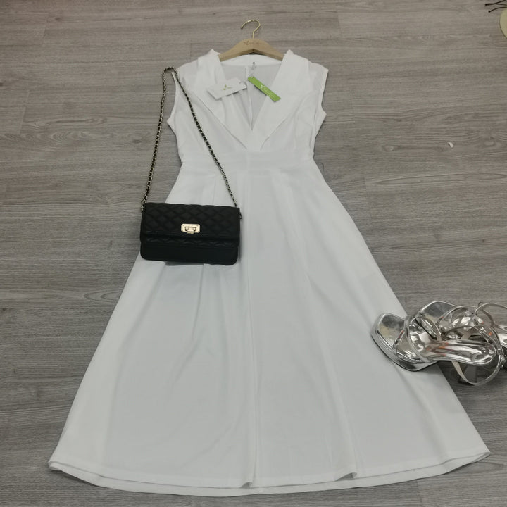Robe longue blanche femme, décolleté V, silhouette fluide, idéal pour été et événements, confort et élégance intemporelle.