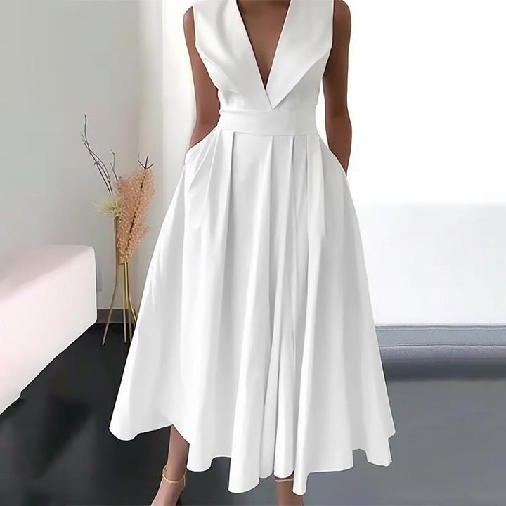 Robe longue blanche femme, décolleté V, silhouette fluide, idéal pour été et événements, confort et élégance intemporelle.