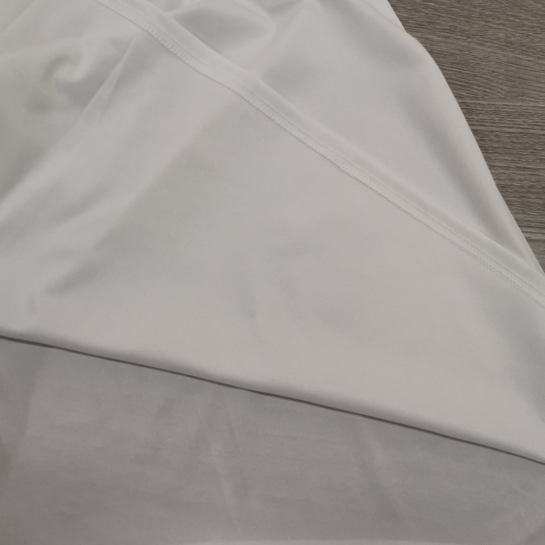 Robe longue blanche femme, décolleté V, silhouette fluide, idéal pour été et événements, confort et élégance intemporelle.