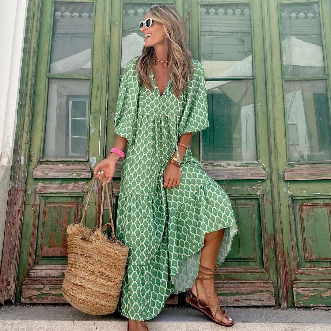 Robe longue bohème à imprimé vintage, col en V, manches amples sur fond estival pour un look décontracté et élégant.