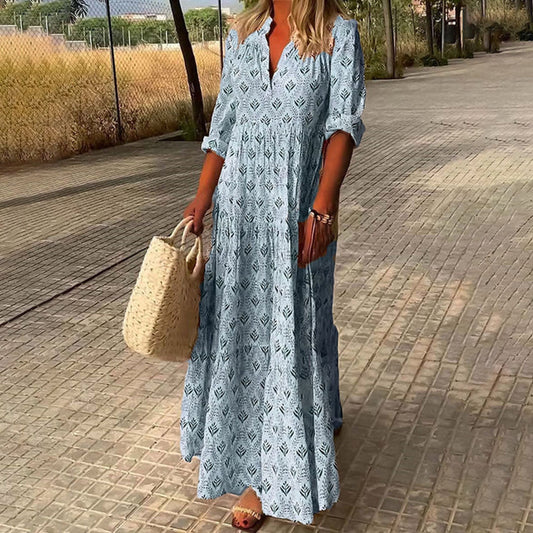 "Robe longue bohème bleu clair avec motif feuillage, coupe ample et élégante, idéale pour l'été."