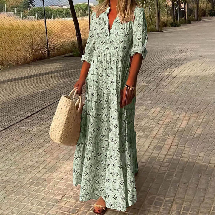 "Robe longue bohème bleu clair avec motif feuillage, coupe ample et élégante, idéale pour l'été."