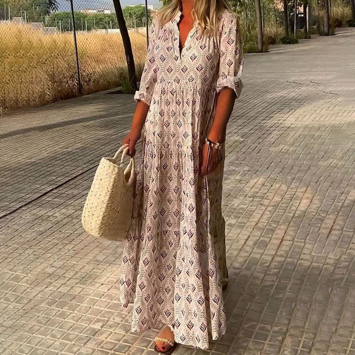 "Robe longue bohème bleu clair avec motif feuillage, coupe ample et élégante, idéale pour l'été."