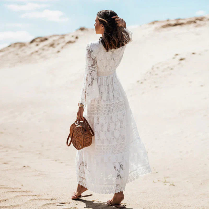 "Robe longue bohème fluide avec manches et motifs artistiques, élégante pour une sortie estivale ou moments de détente."
