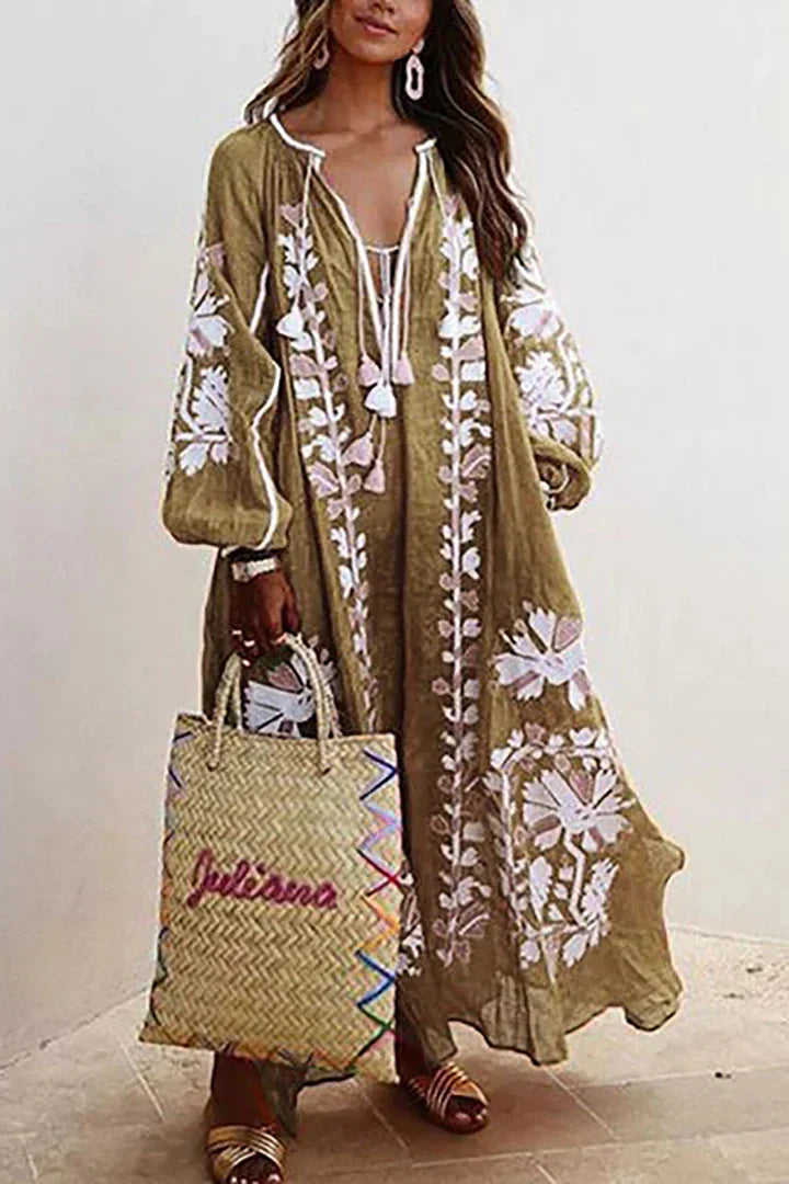 "Robe longue bohème, imprimé floral éclatant, disponible en plusieurs couleurs, style estival et fluide, tailles S à 5XL."