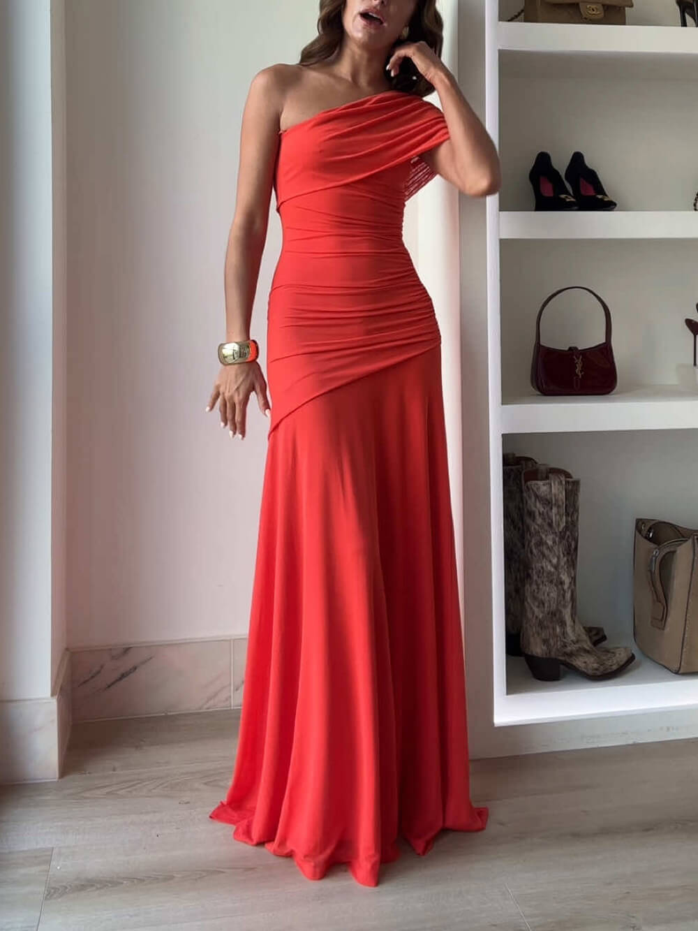 "Robe longue chic, épaule dénudée, détails plissés, parfaite pour soirées mariage élégantes et occasions formelles."
