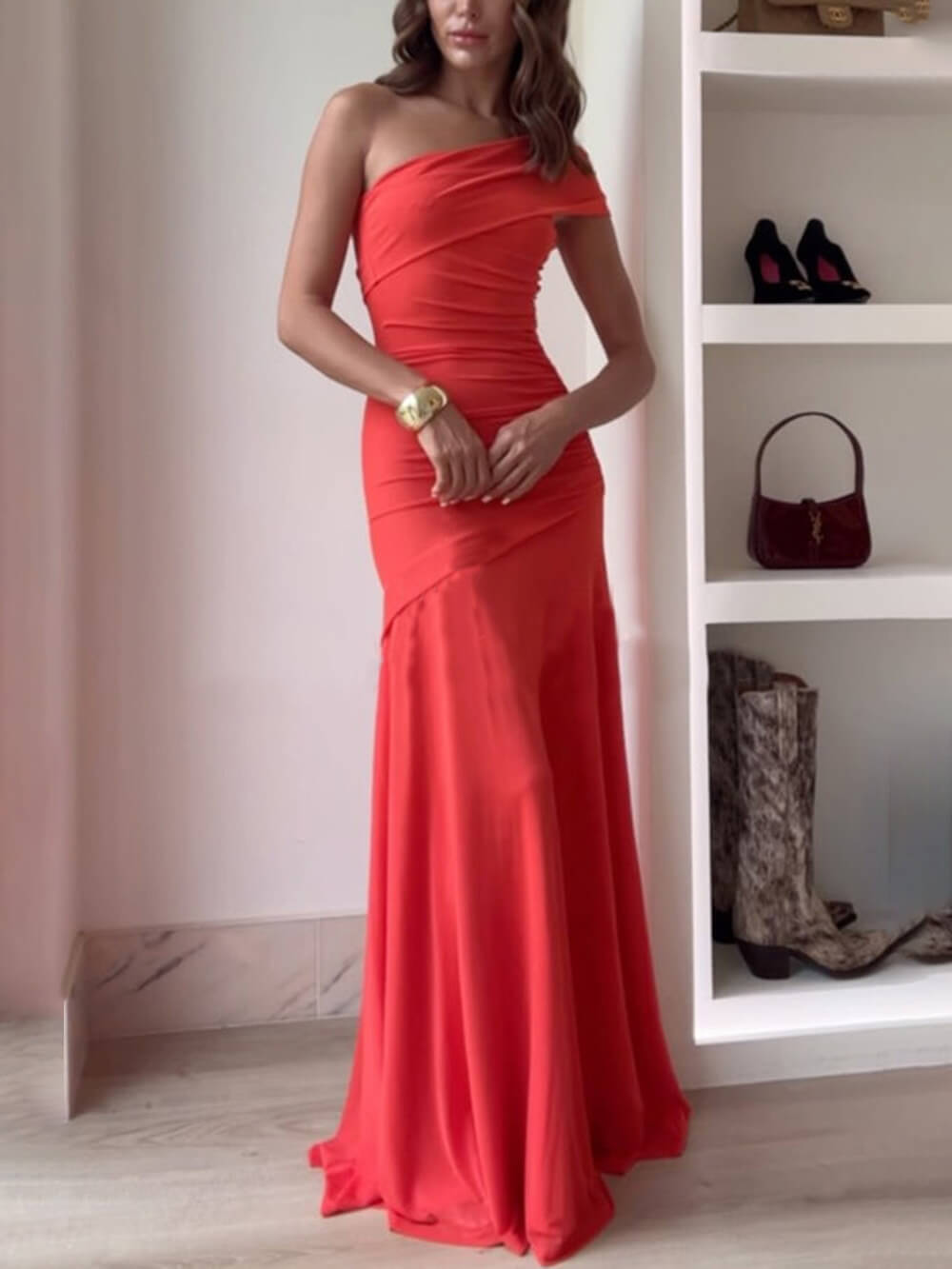 "Robe longue chic, épaule dénudée, détails plissés, parfaite pour soirées mariage élégantes et occasions formelles."