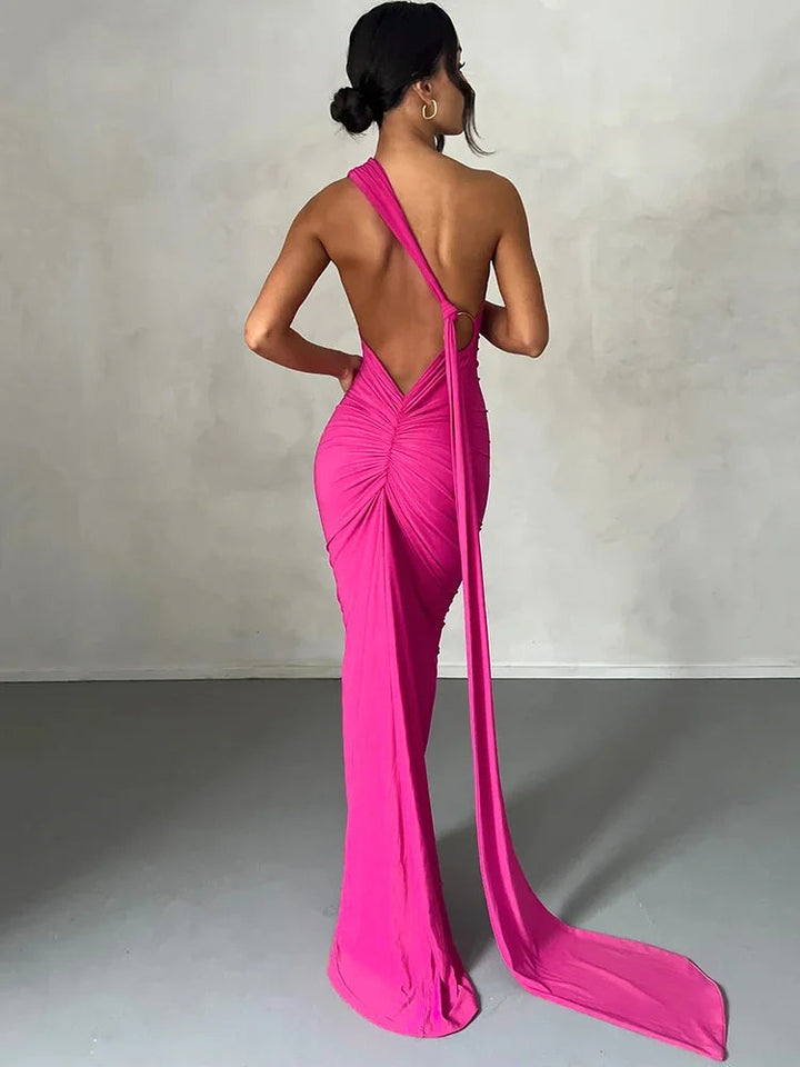 "Robe longue Colette noire élégante, épaule oblique, silhouette fluide idéale pour toutes occasions."