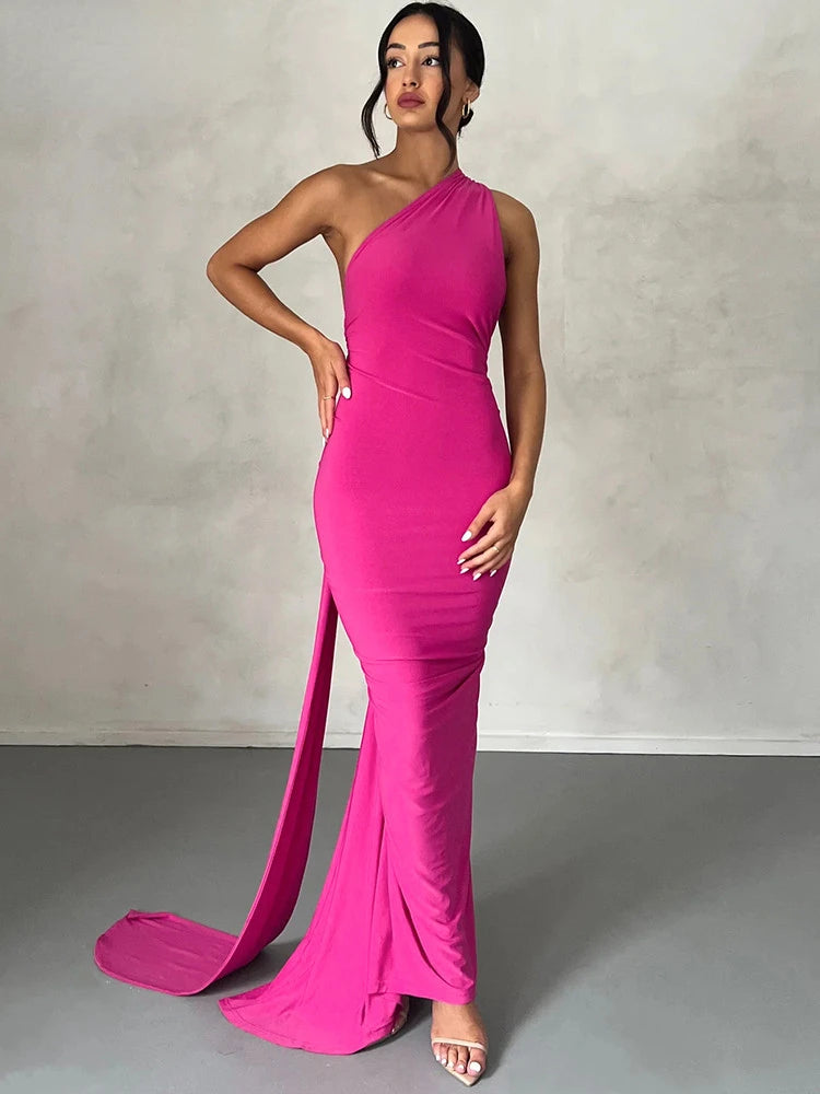 "Robe longue Colette noire élégante, épaule oblique, silhouette fluide idéale pour toutes occasions."