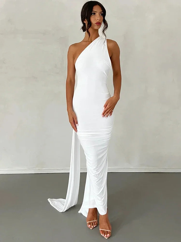"Robe longue Colette noire élégante, épaule oblique, silhouette fluide idéale pour toutes occasions."