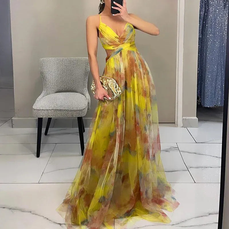 "Robe longue d'été, motif floral vibrant, coupe fluide, ajustable, idéale pour journées chaudes et événements variés."