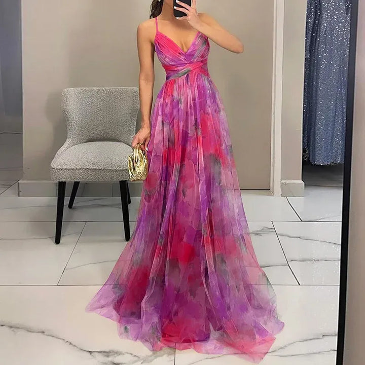 "Robe longue d'été, motif floral vibrant, coupe fluide, ajustable, idéale pour journées chaudes et événements variés."