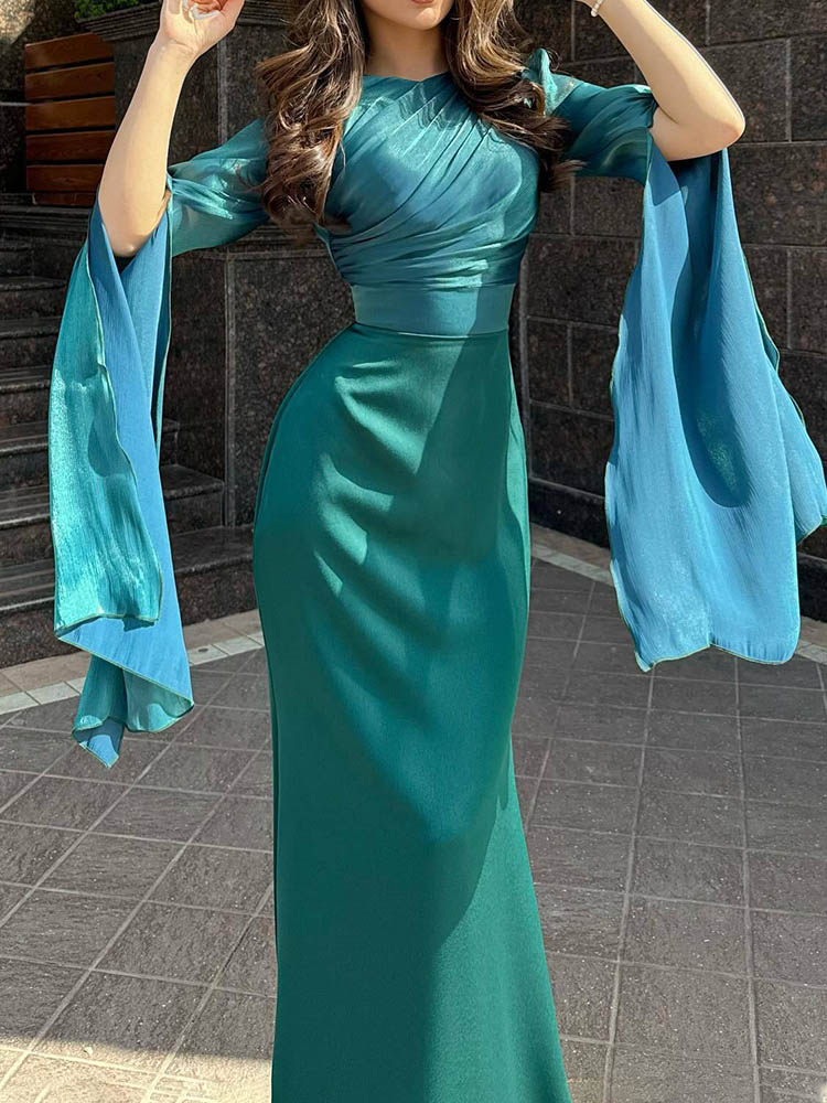 Robe longue drapée élégante avec manches fluides et corsage structuré, idéale pour soirées et événements formels.